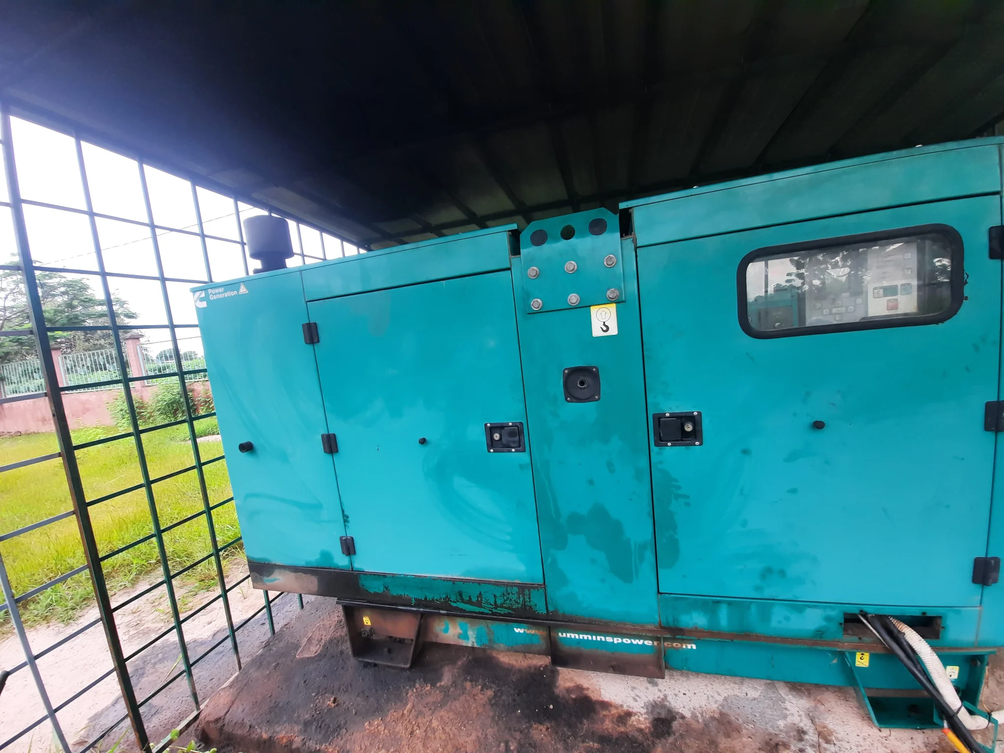 Groupe électrogène industriel Cummins installé en extérieur avec abri métallique – SEMA Afrique