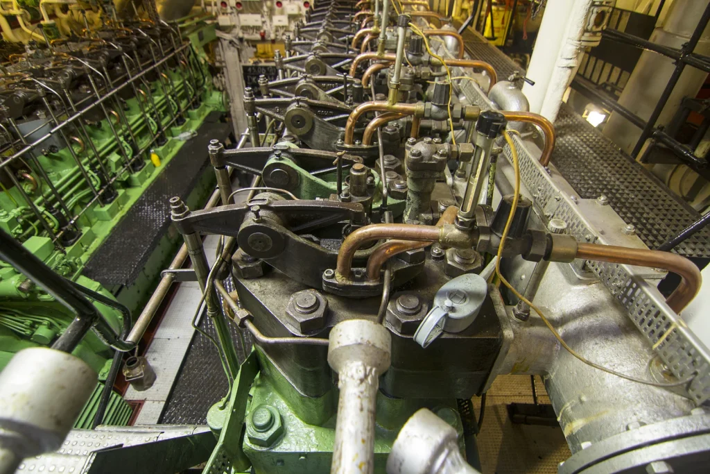 Vue rapprochée d’un moteur industriel dans la salle des machines d’un navire