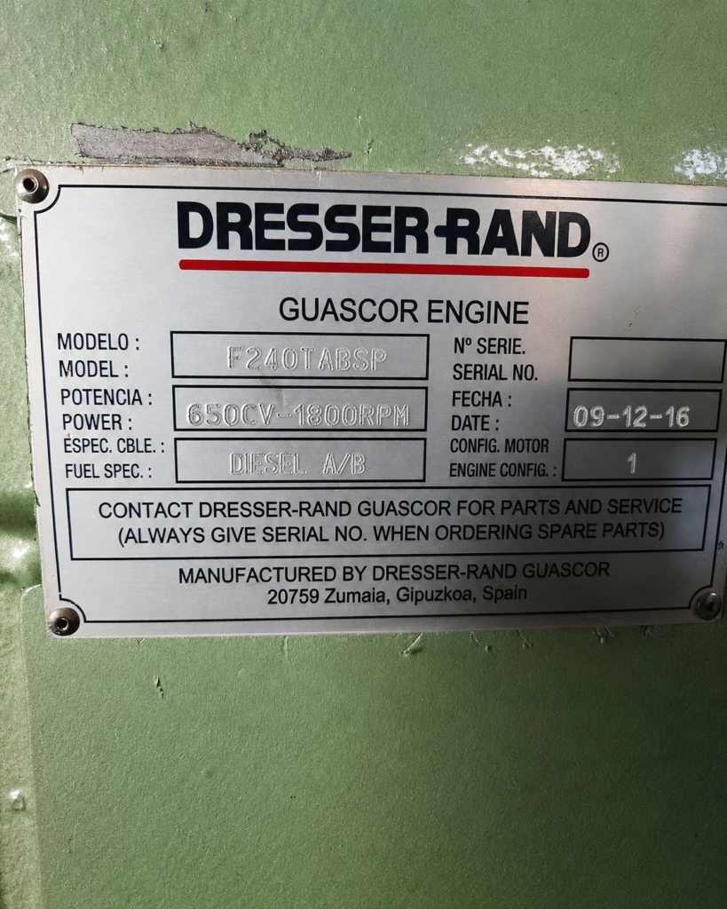 Plaque signalétique indiquant les caractéristiques techniques d’un moteur industriel